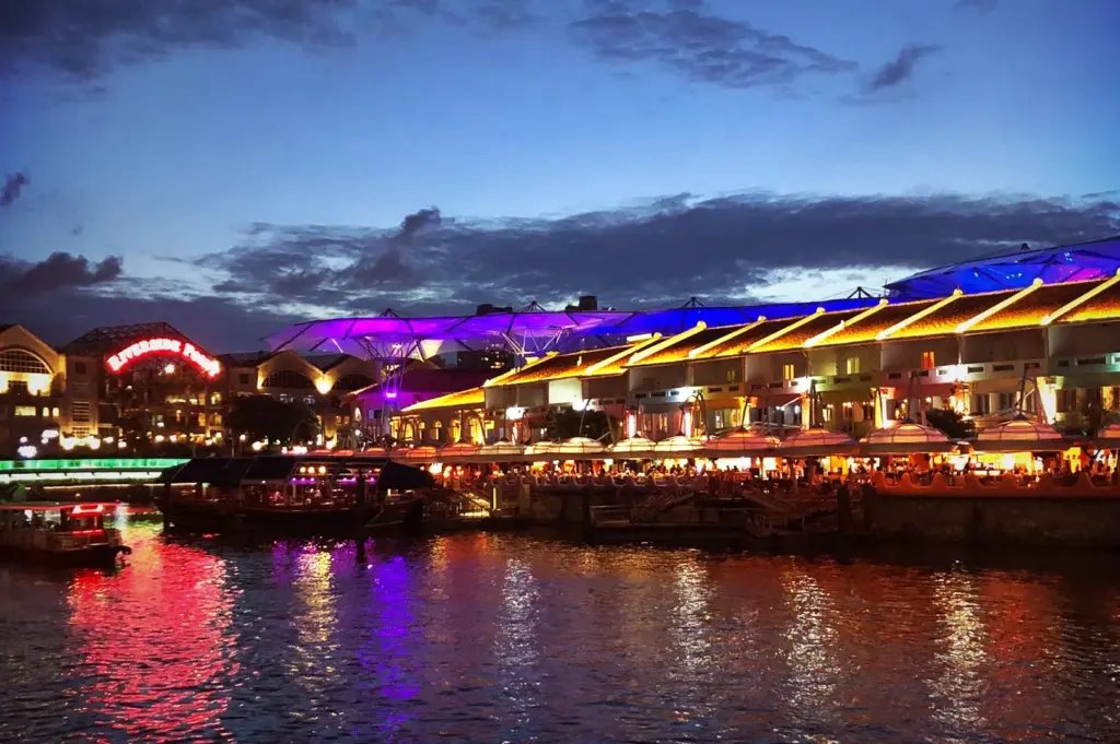 Scenic evening view of Riverside Point and the Singapore River at Clarke Quay, home to JUMBO Seafood.