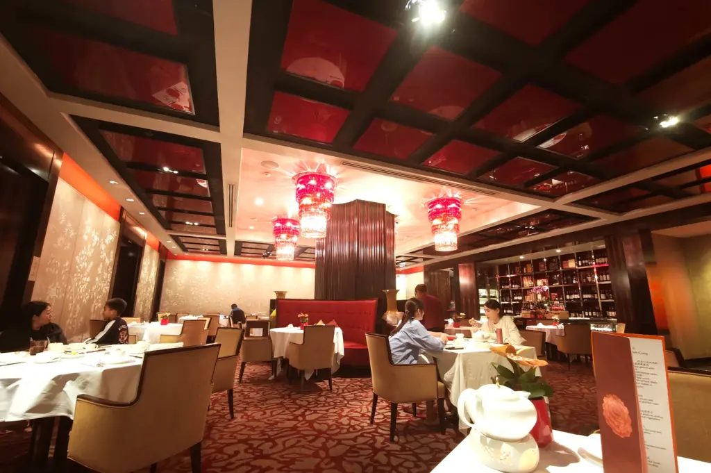 The elegant dining room at Shang Palace in Shangri-La Singapore, featuring refined decor and spacious tables designed for long, celebratory Chinese meals for an intimate dining experience.