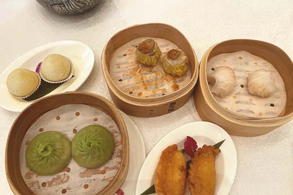 A selection of delicate dim sum at Jade Restaurant in The Fullerton Hotel Singapore, showcasing expertly crafted dumplings in traditional bamboo baskets.