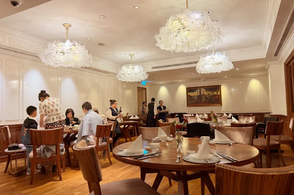 The sophisticated, warm interior of Man Fu Yuan at InterContinental Singapore, an ideal setting for authentic Chinese cuisine for next family gathering.