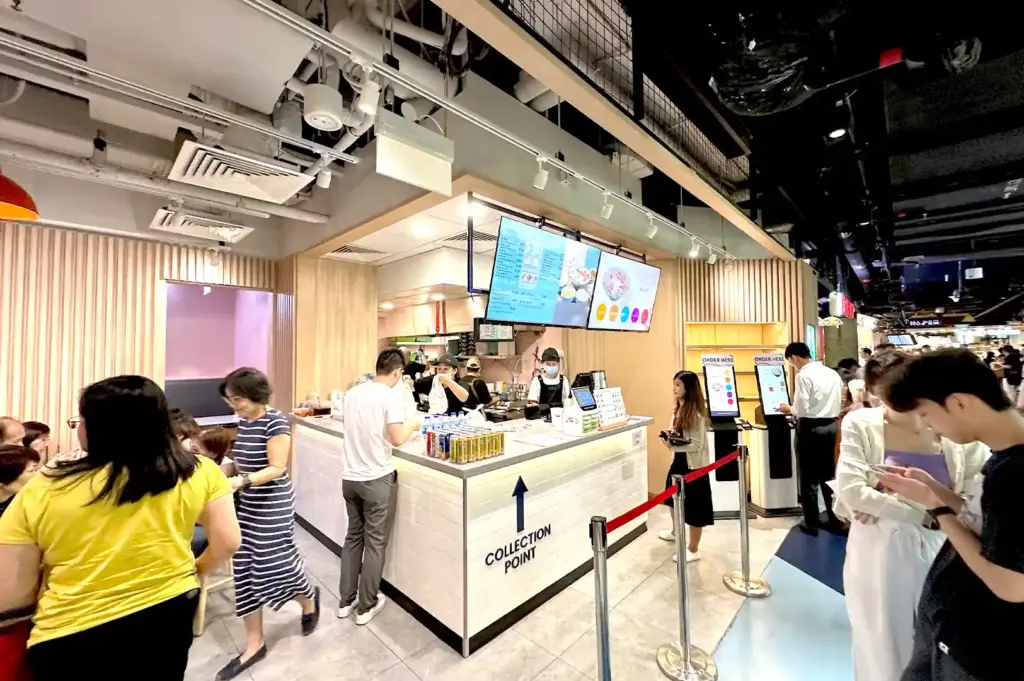 The busy counter and collection point at Xin Yuan Ji Fish Soup, where office crowds line up for its well-known comforting bowls of sliced fish soup during lunchtime.
